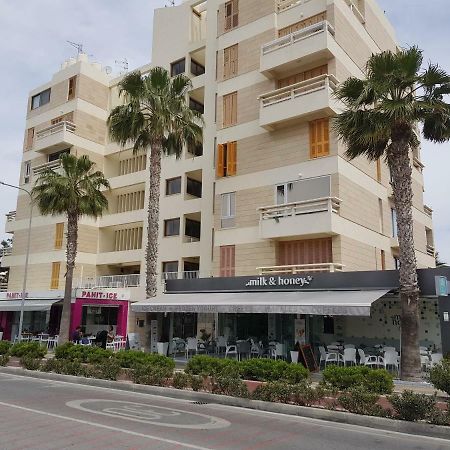 Haig'S Dream Flat On The Beach Lárnaca Exterior foto